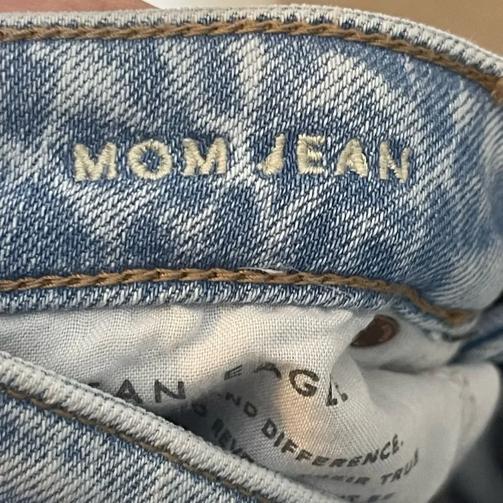 American Eagle mom jeans distressed light wash, size 4 regular‎